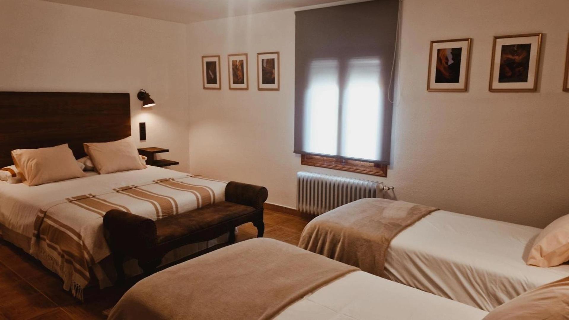 Hostal La Colonial Madrigal de la Vera Luaran gambar