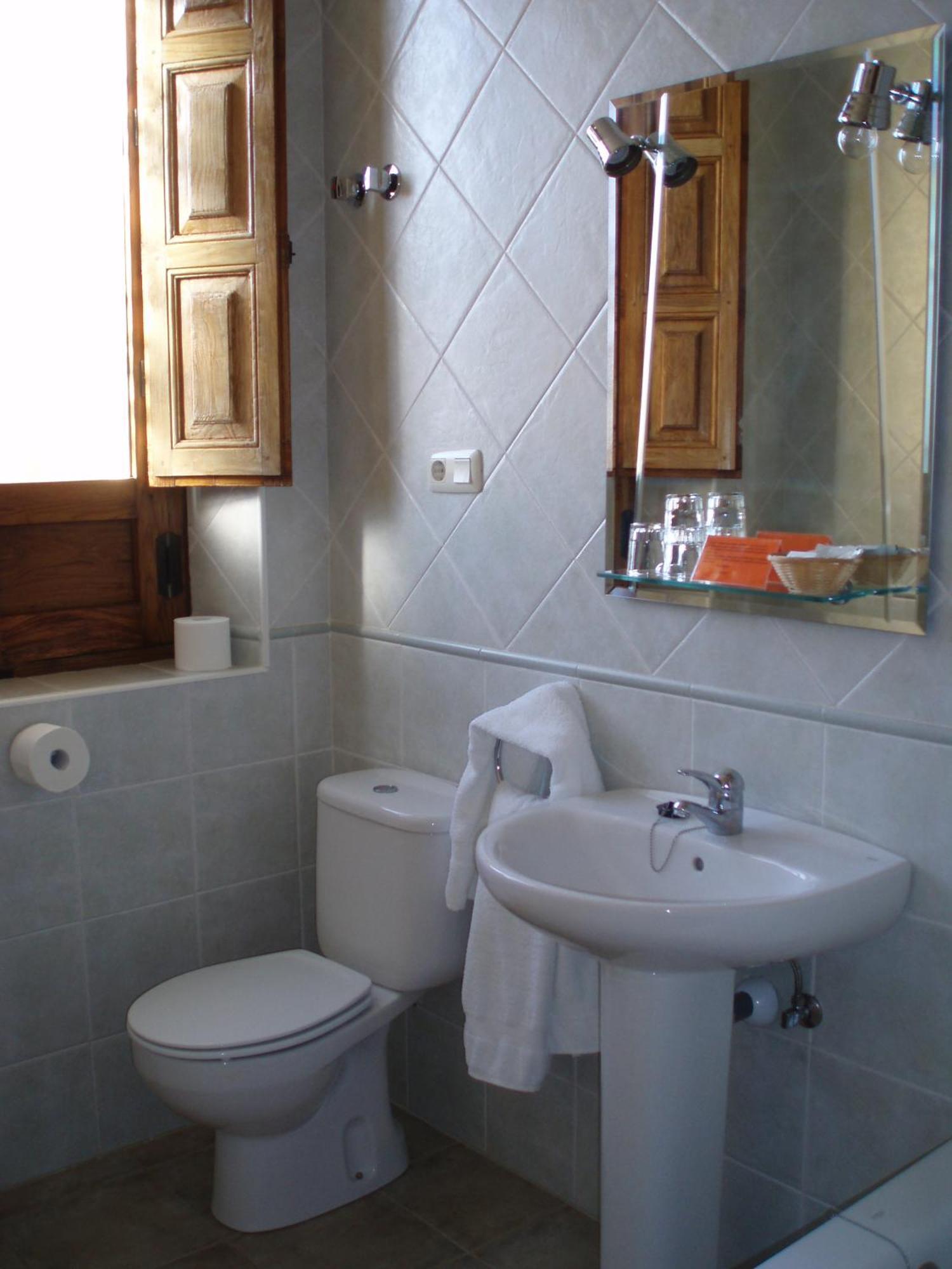 Hostal La Colonial Madrigal de la Vera Luaran gambar