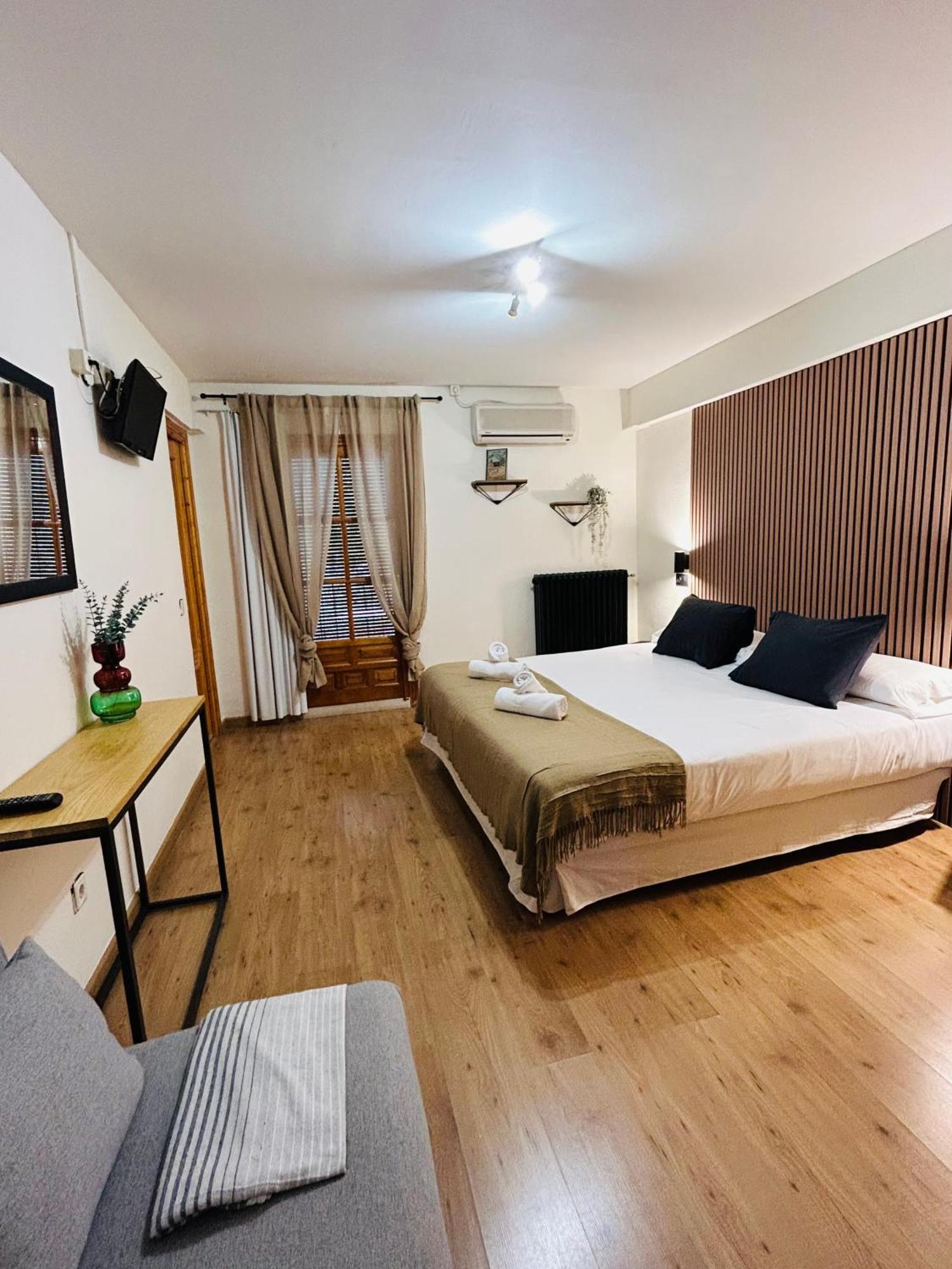 Hostal La Colonial Madrigal de la Vera Luaran gambar